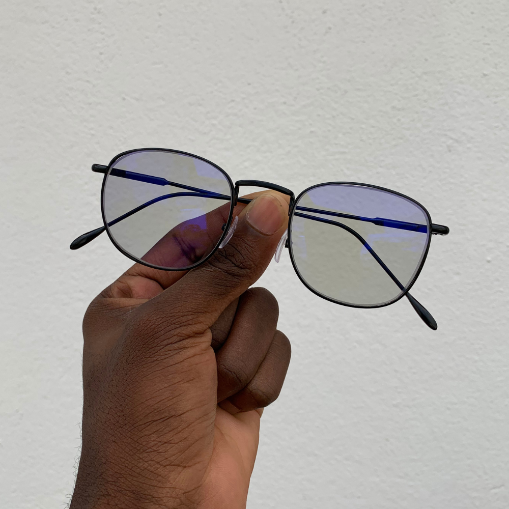 LUNETTE PHOTOGRAY ET ANTI-REFLET FOND BLEU.