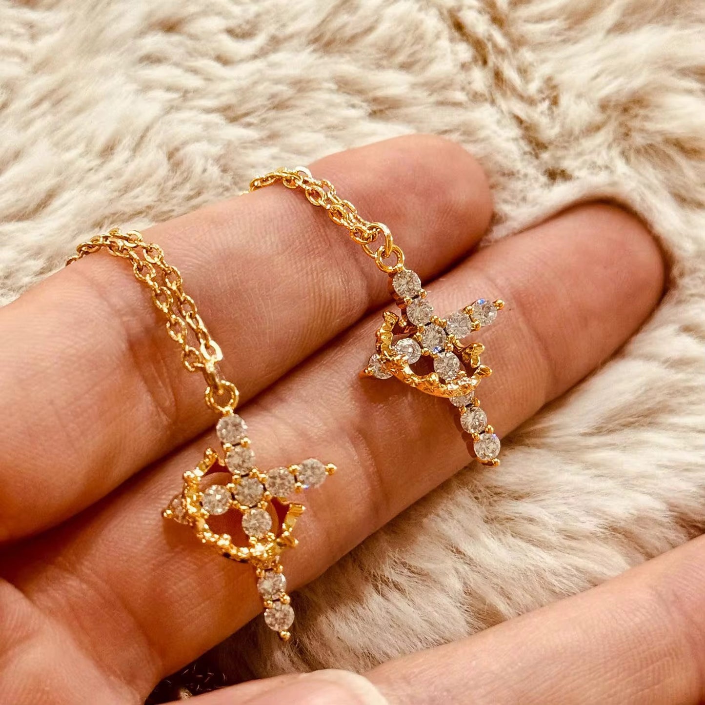 Pendentif collier croix-couronne