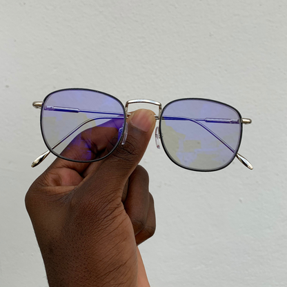 LUNETTE PHOTOGRAY ET ANTI-REFLET FOND BLEU.