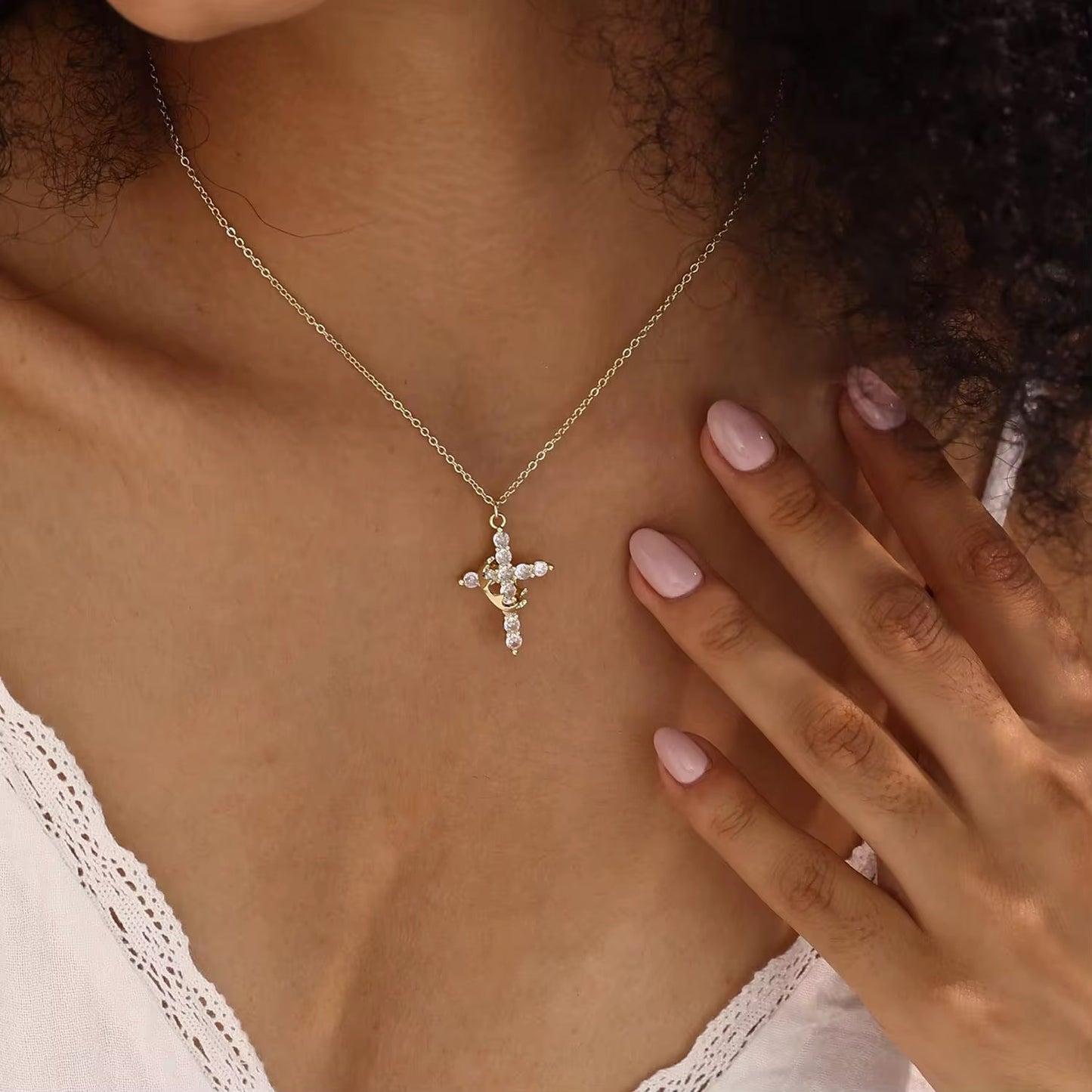 Pendentif collier croix-couronne